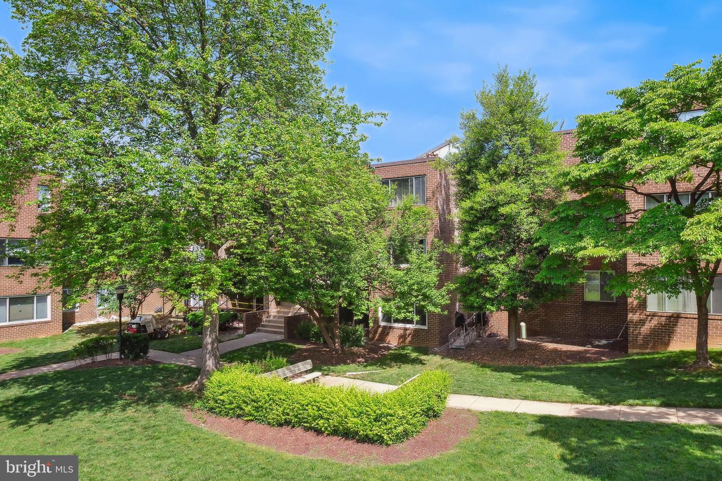 458 Girard #104 St