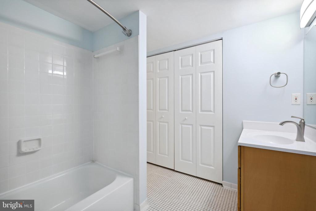 458 Girard #104 St