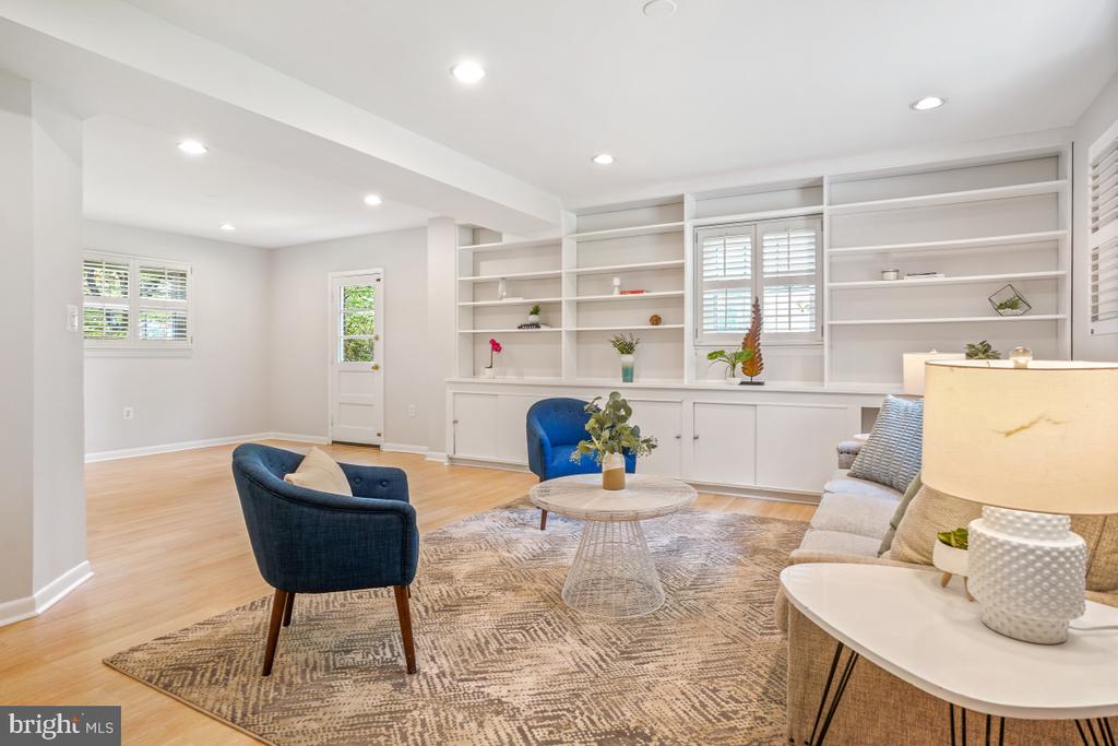 8805 ALTIMONT LANE