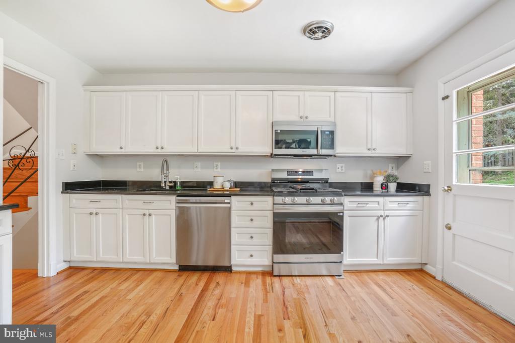 8805 ALTIMONT LANE