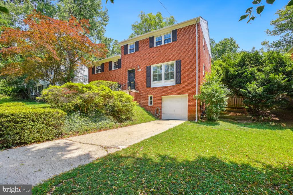 8805 ALTIMONT LANE