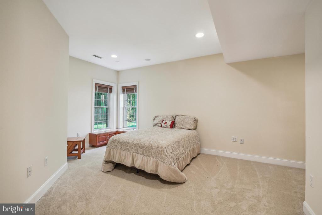 7909 Paloma Ct
