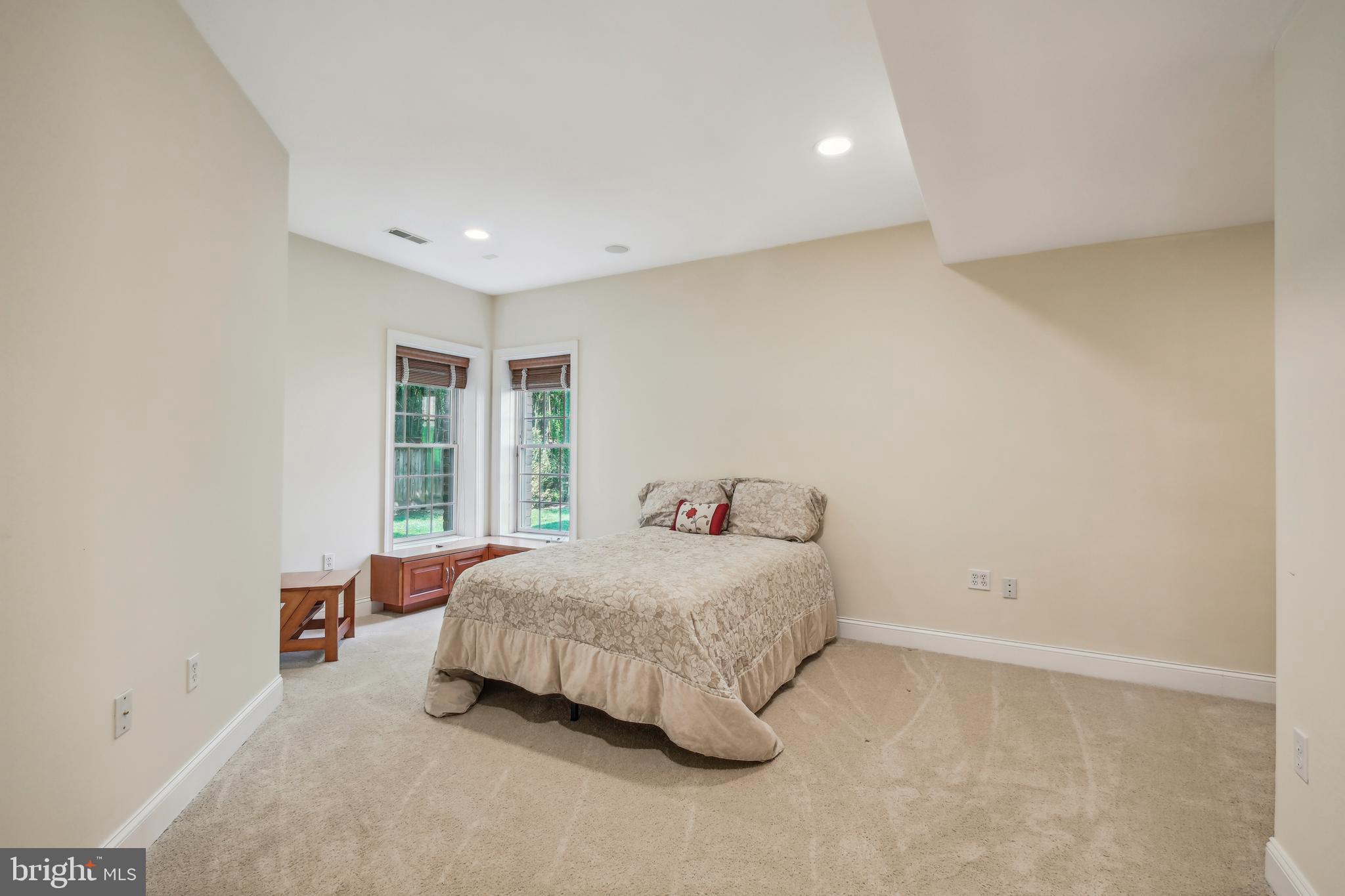 7909 Paloma Ct
