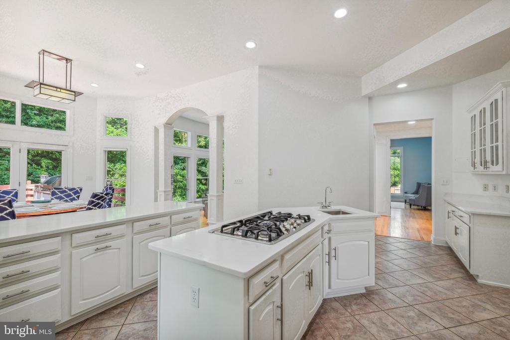 7909 Paloma Ct