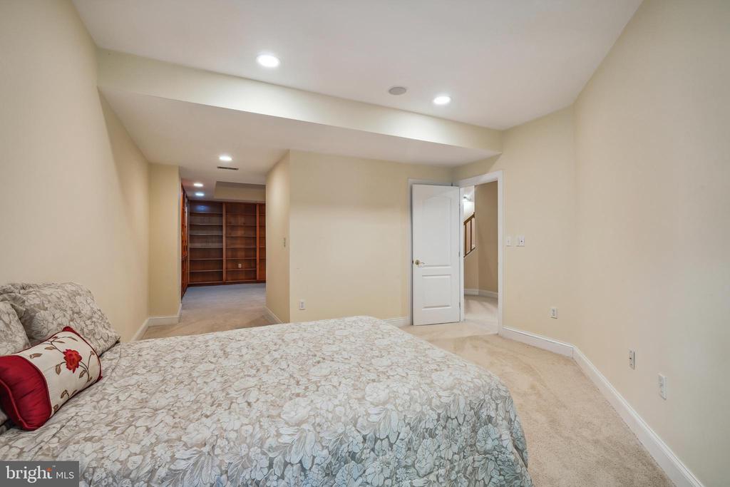 7909 Paloma Ct