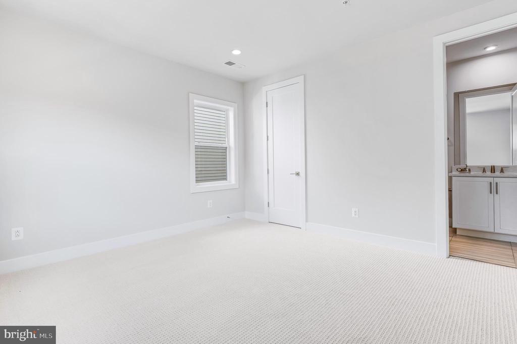 6908 GREYSWOOD ROAD