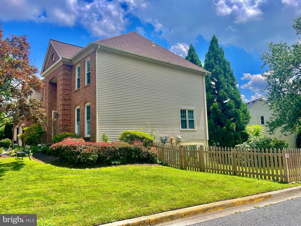 12 LEATHERLEAF COURT