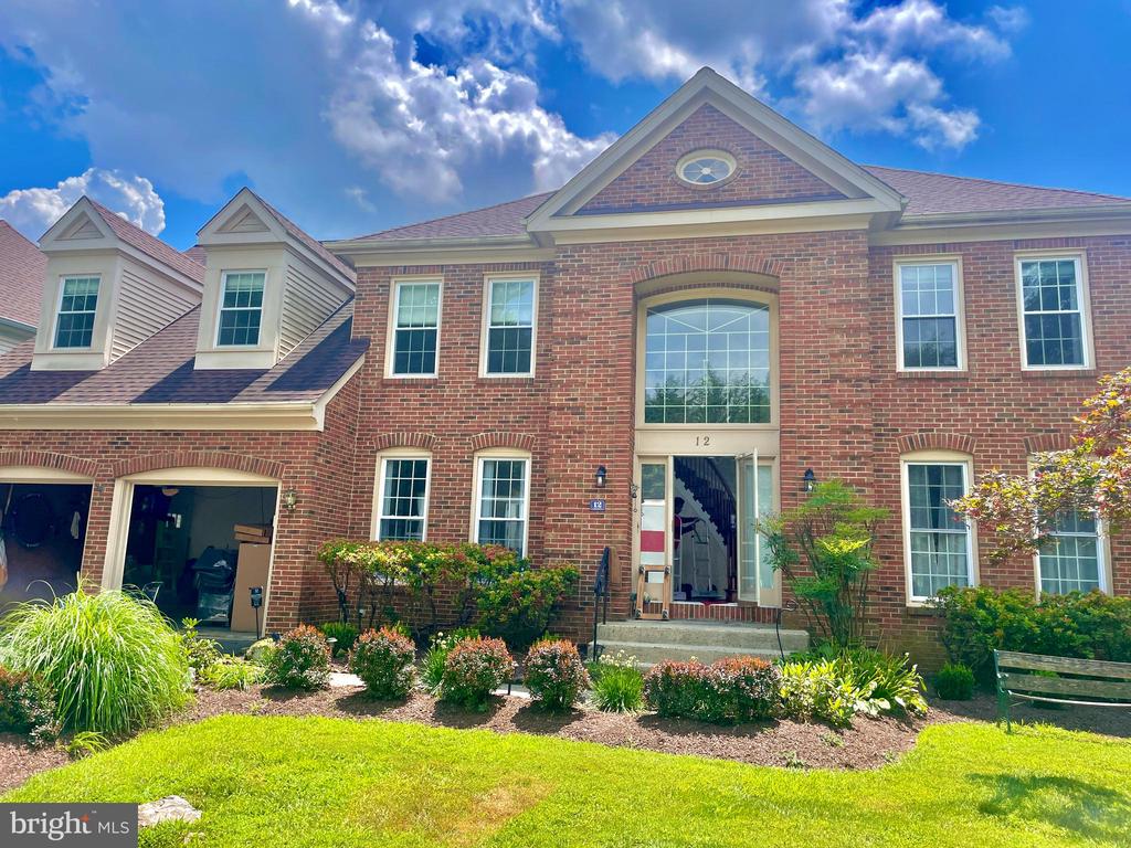 12 LEATHERLEAF COURT