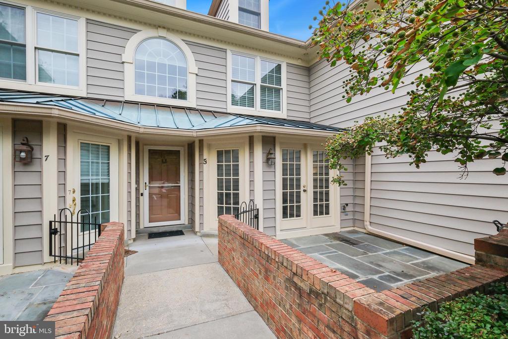 5 Luxberry Ct #2