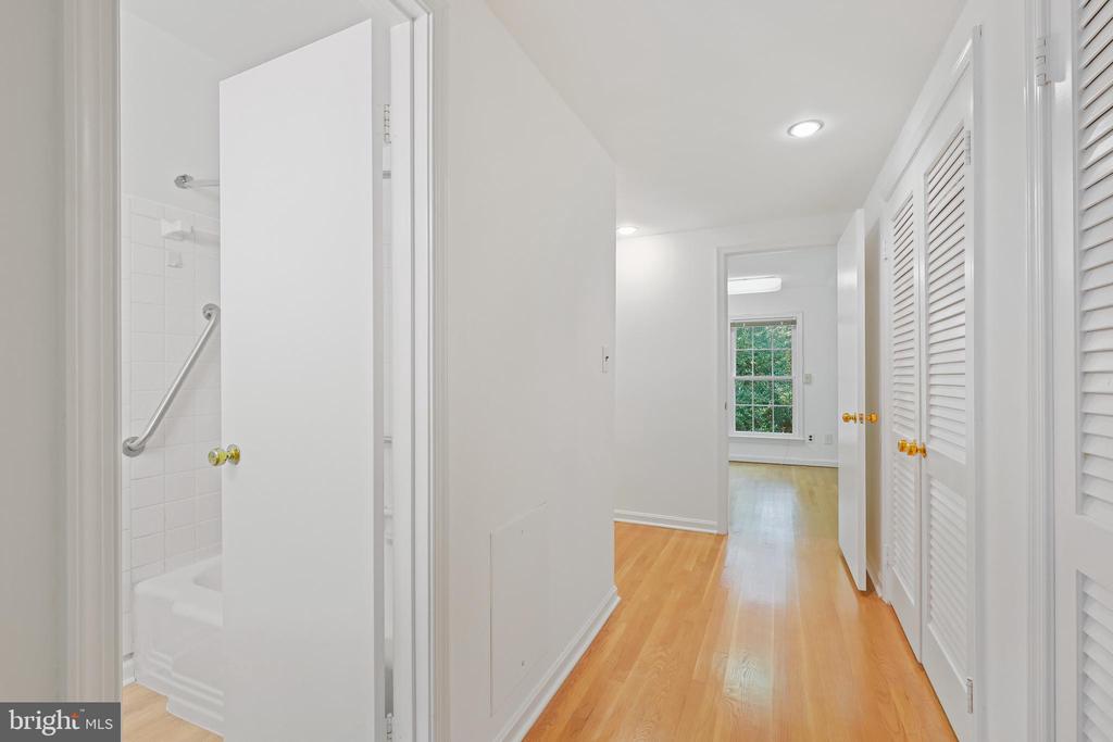 6940 Race Horse Ln