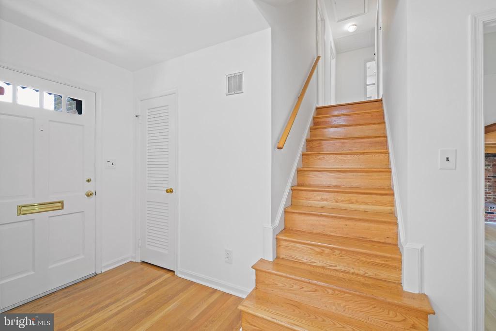 6940 Race Horse Ln