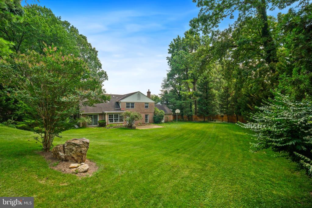6940 Race Horse Ln