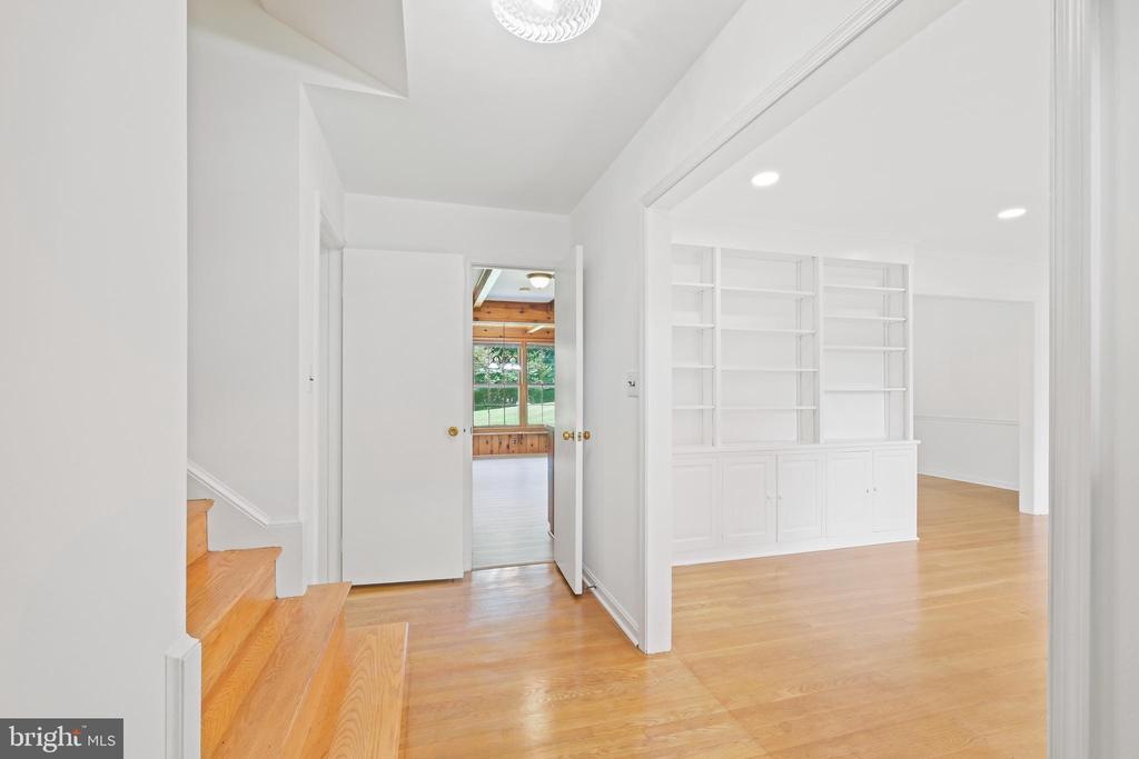6940 Race Horse Ln