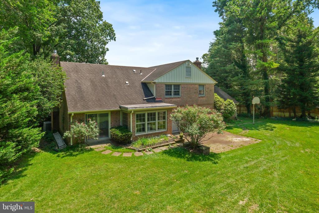 6940 Race Horse Ln