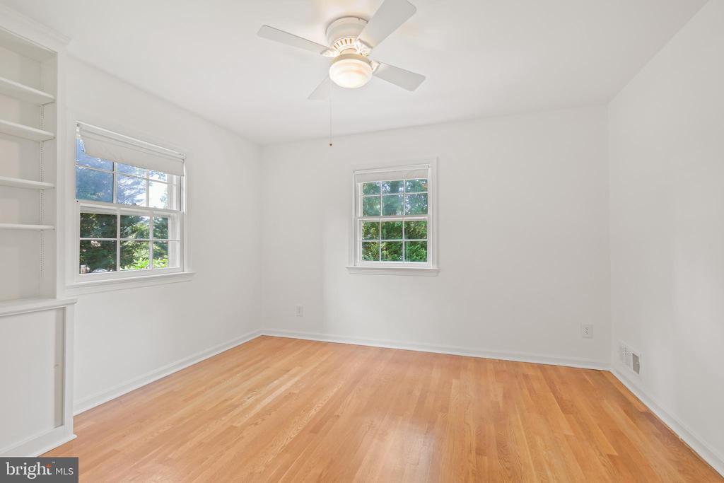 6940 Race Horse Ln