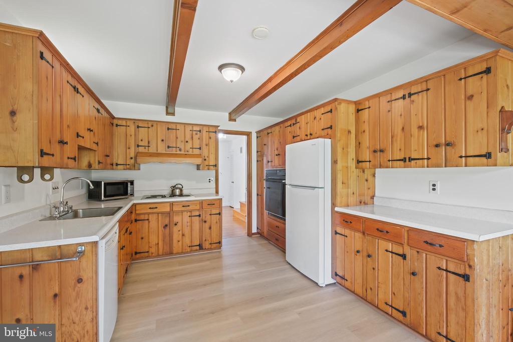 6940 Race Horse Ln