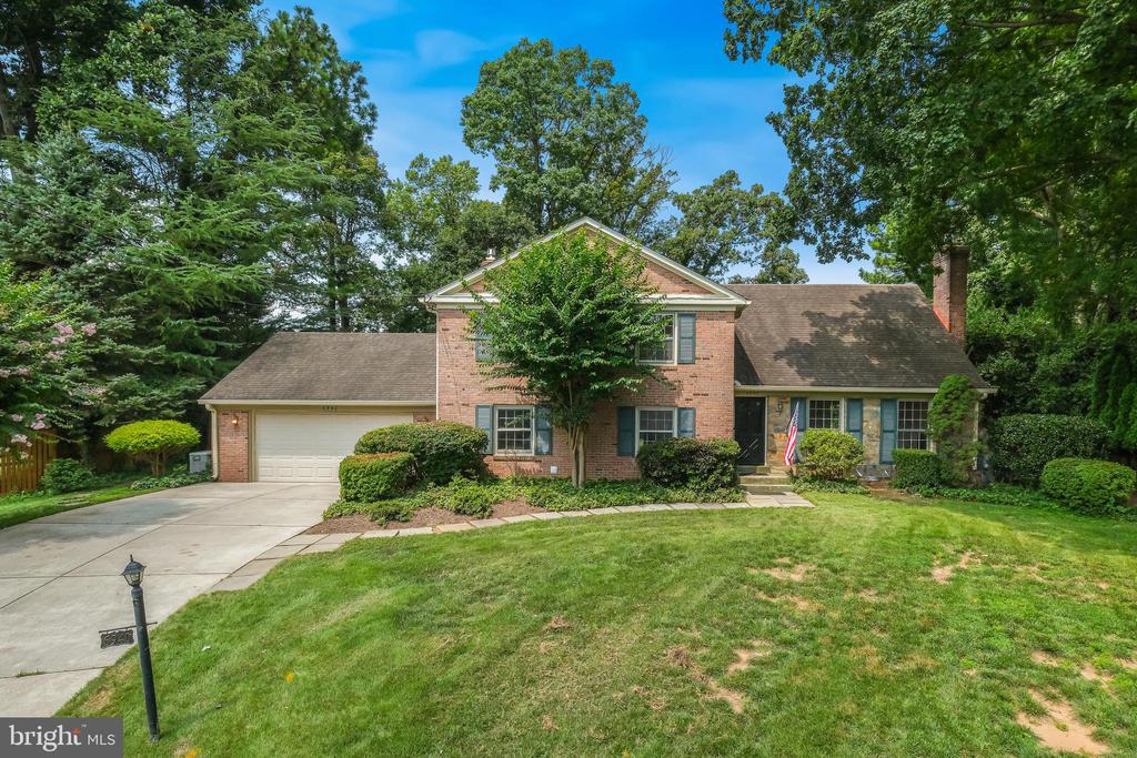 6940 Race Horse Ln