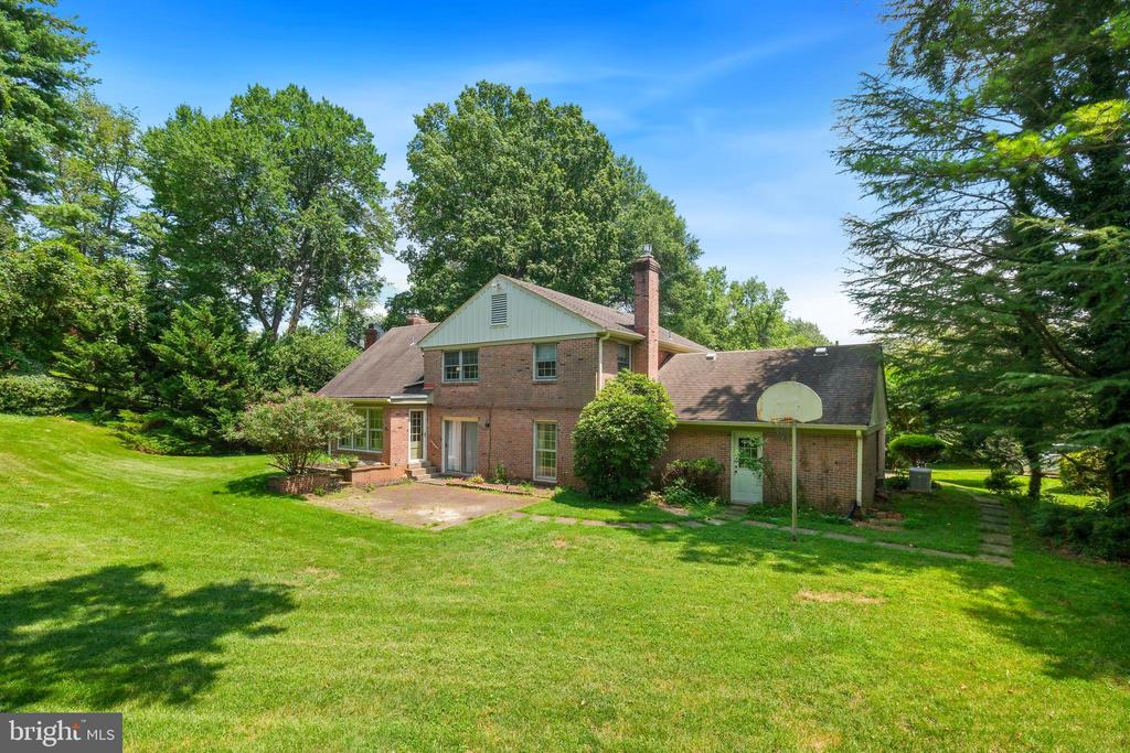 6940 Race Horse Ln