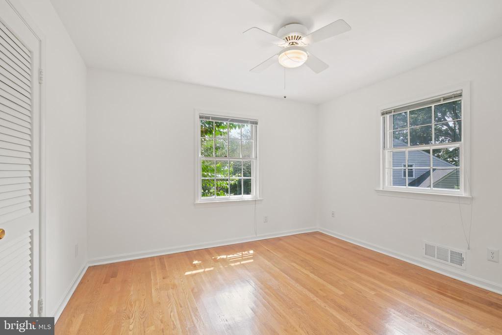 6940 Race Horse Ln