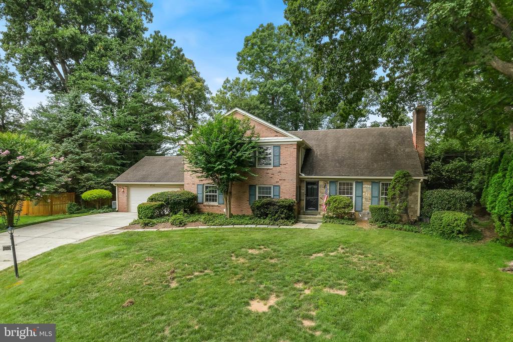6940 Race Horse Ln