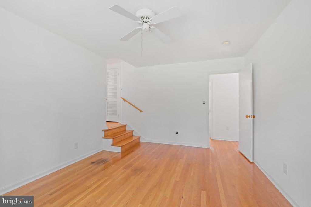 6940 Race Horse Ln