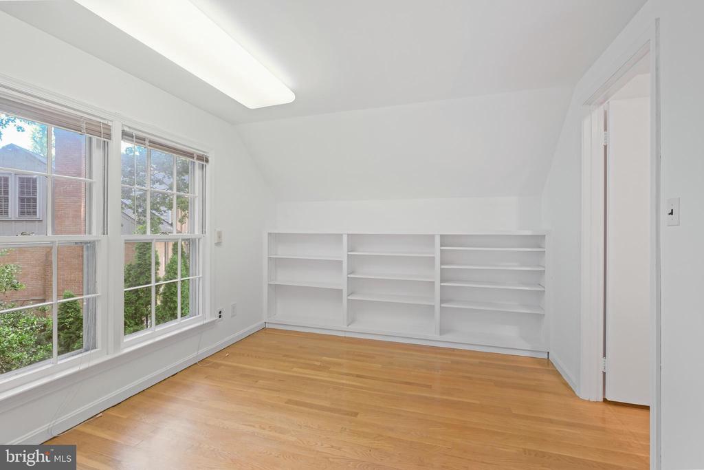 6940 Race Horse Ln