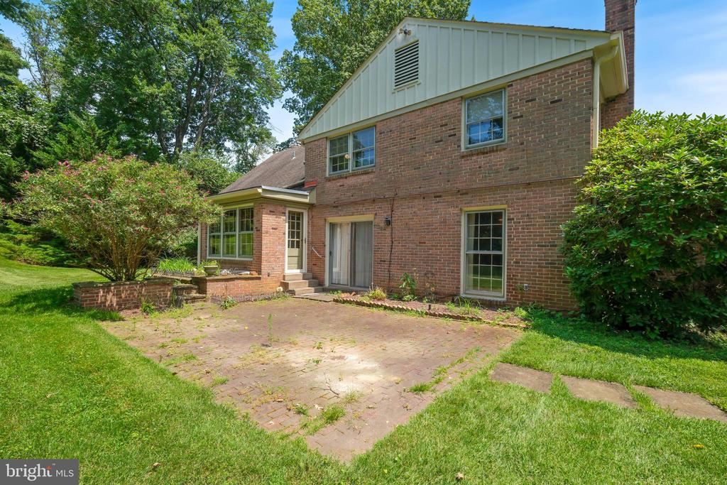 6940 Race Horse Ln