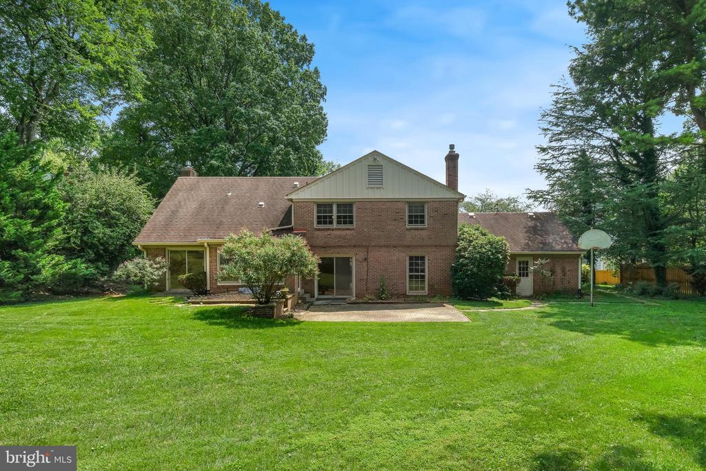 6940 Race Horse Ln