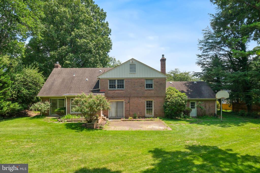 6940 Race Horse Ln