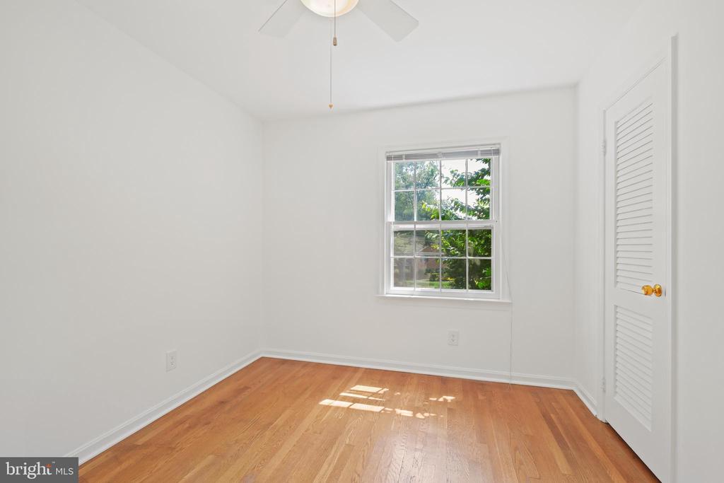 6940 Race Horse Ln