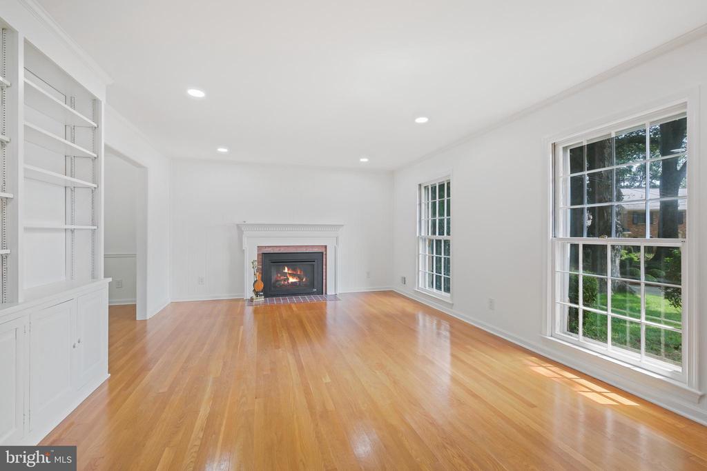 6940 Race Horse Ln