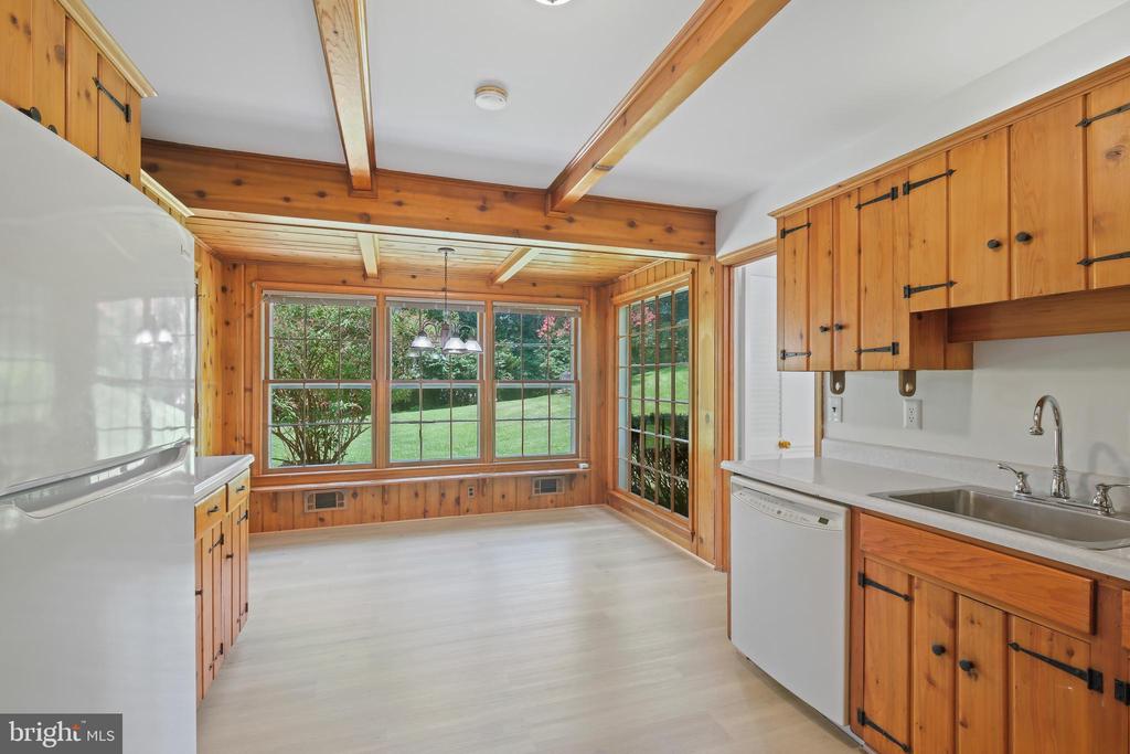 6940 Race Horse Ln