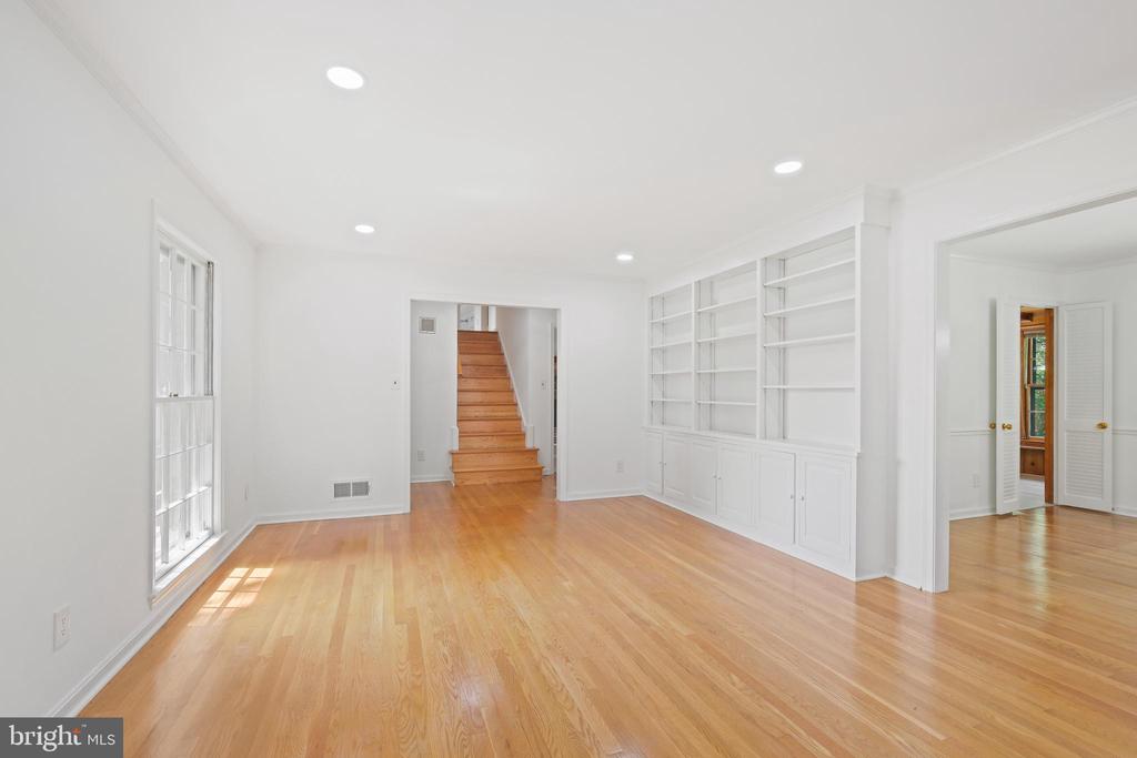 6940 Race Horse Ln