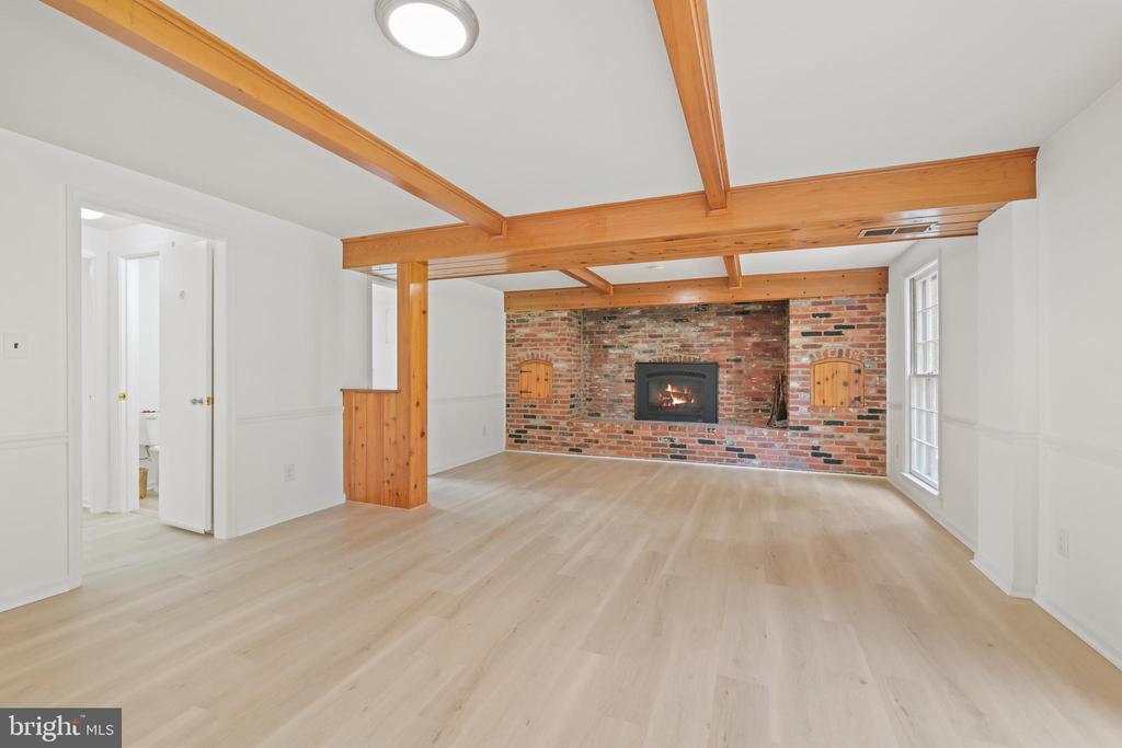 6940 Race Horse Ln