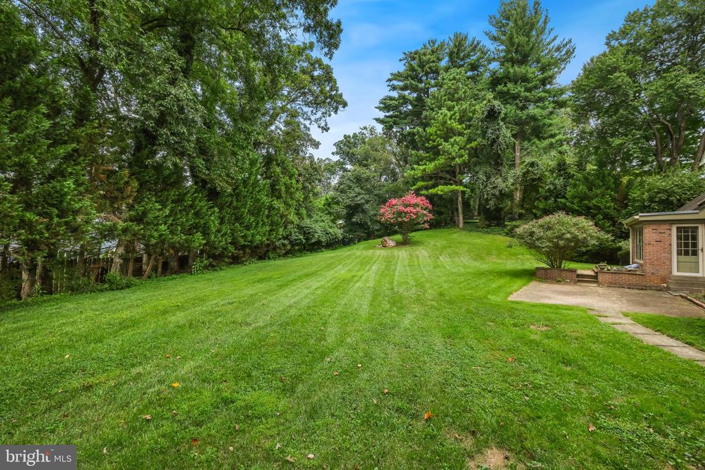6940 Race Horse Ln