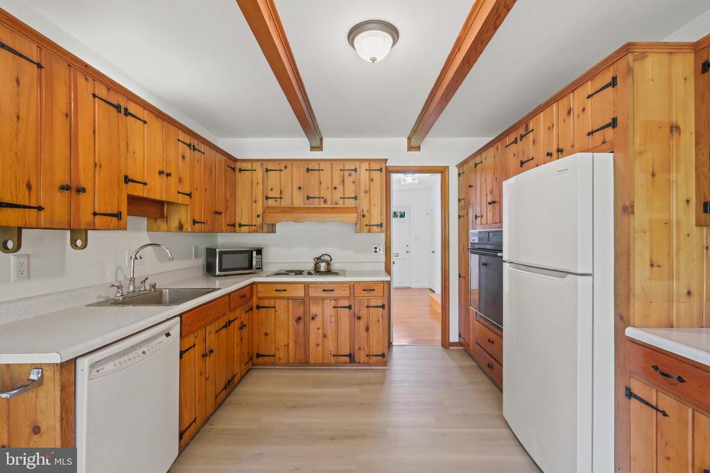 6940 Race Horse Ln