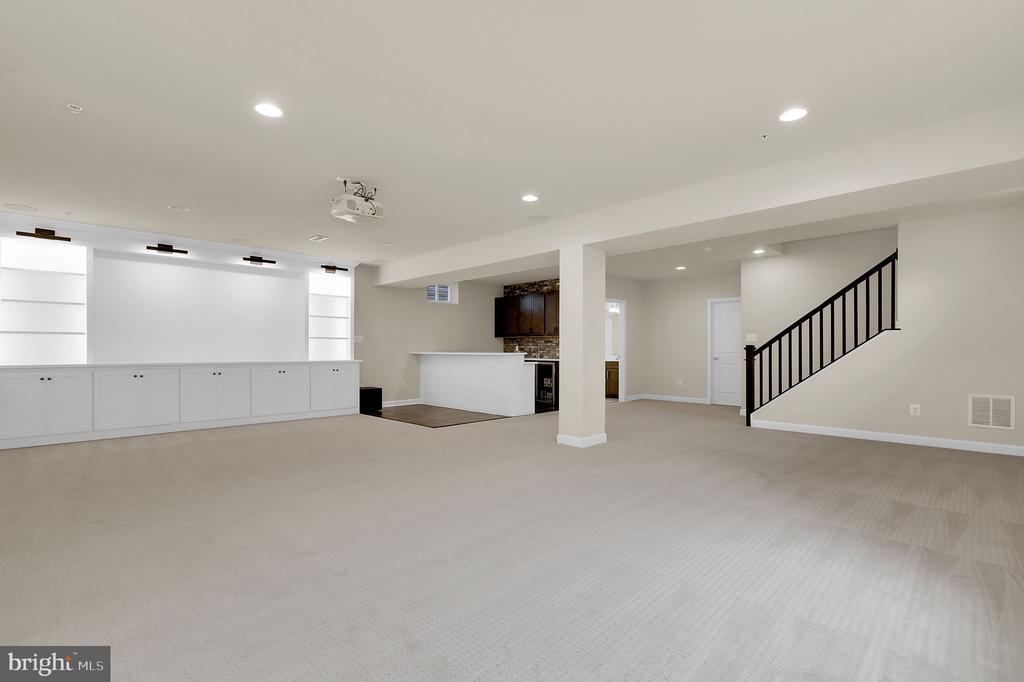 22829 BROADWAY AVENUE