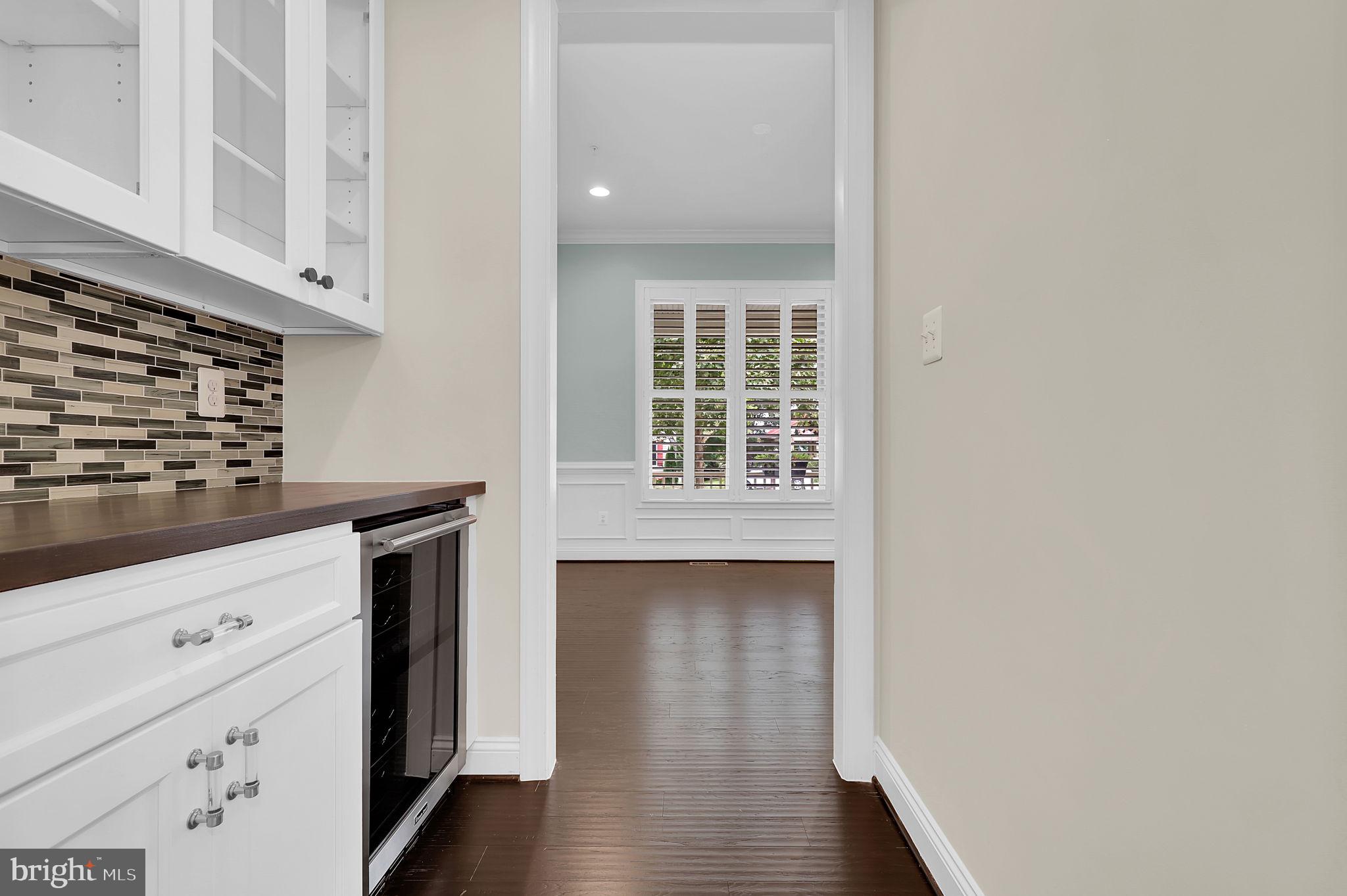 22829 BROADWAY AVENUE