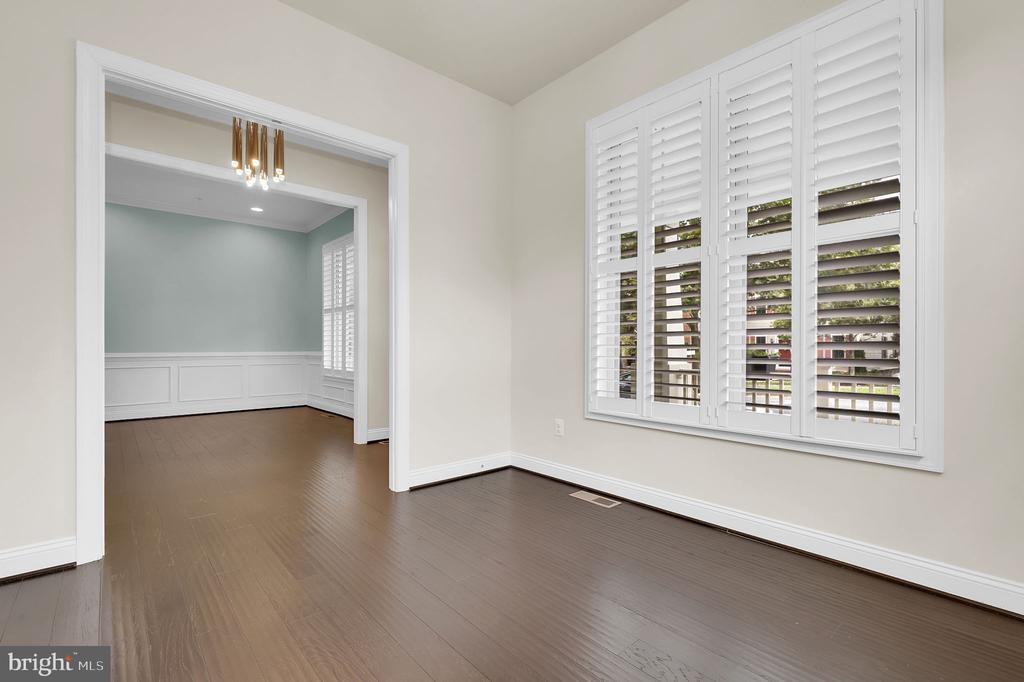22829 BROADWAY AVENUE