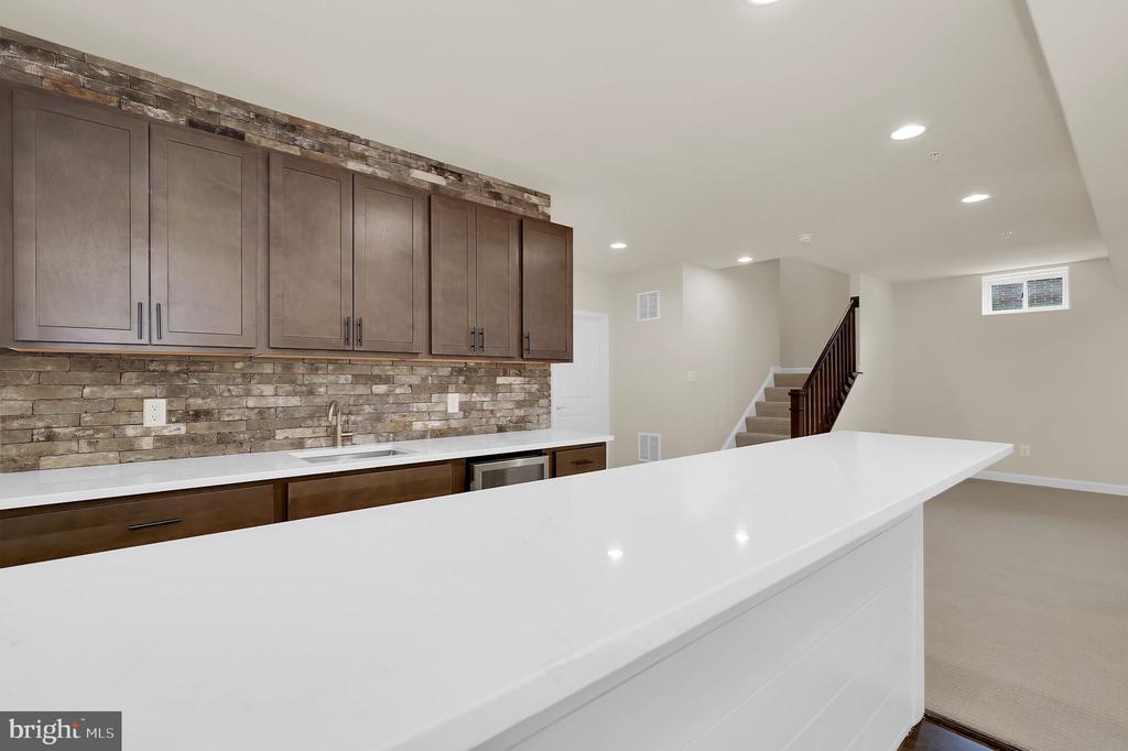 22829 BROADWAY AVENUE