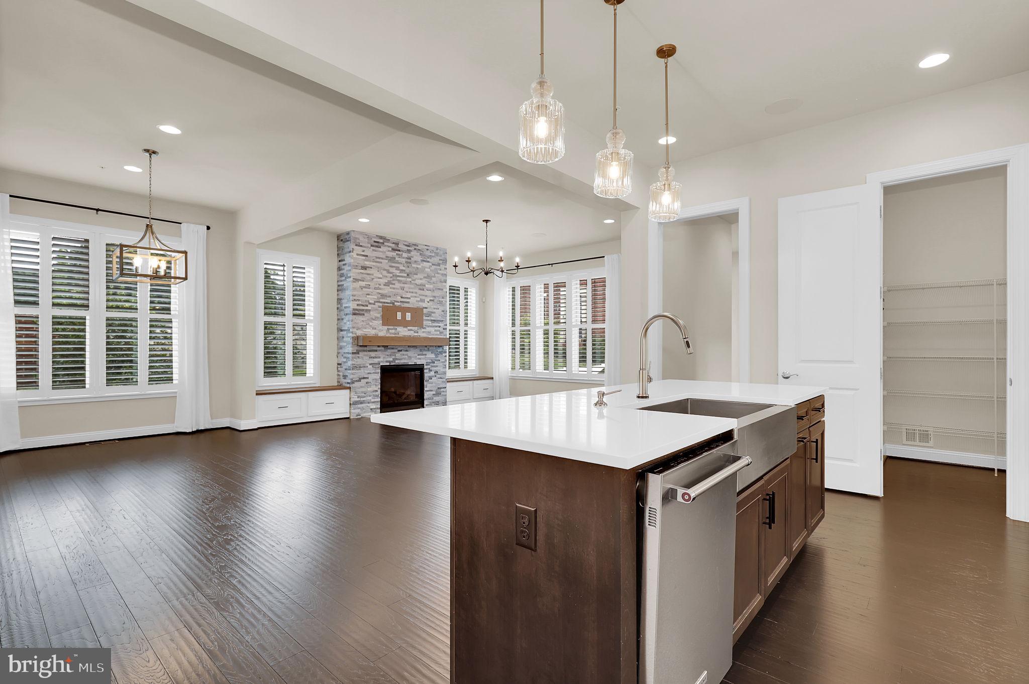 22829 BROADWAY AVENUE