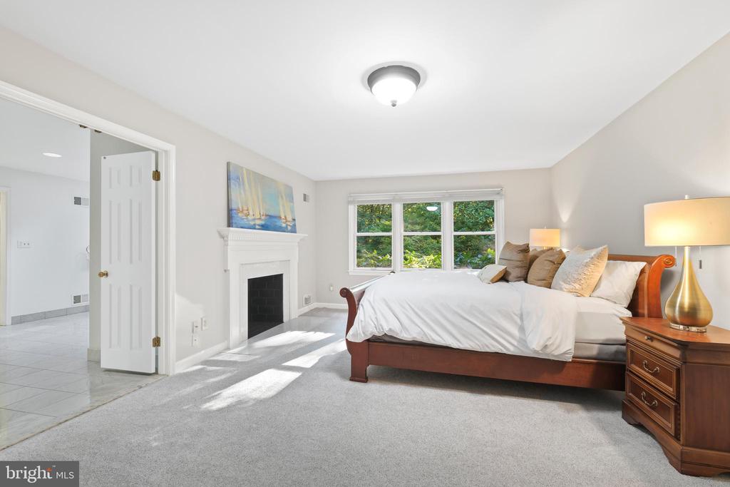 11004 ROUNDTABLE CT
