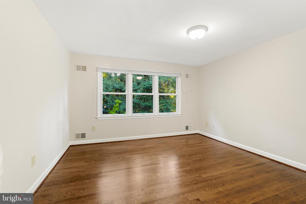 11004 ROUNDTABLE CT