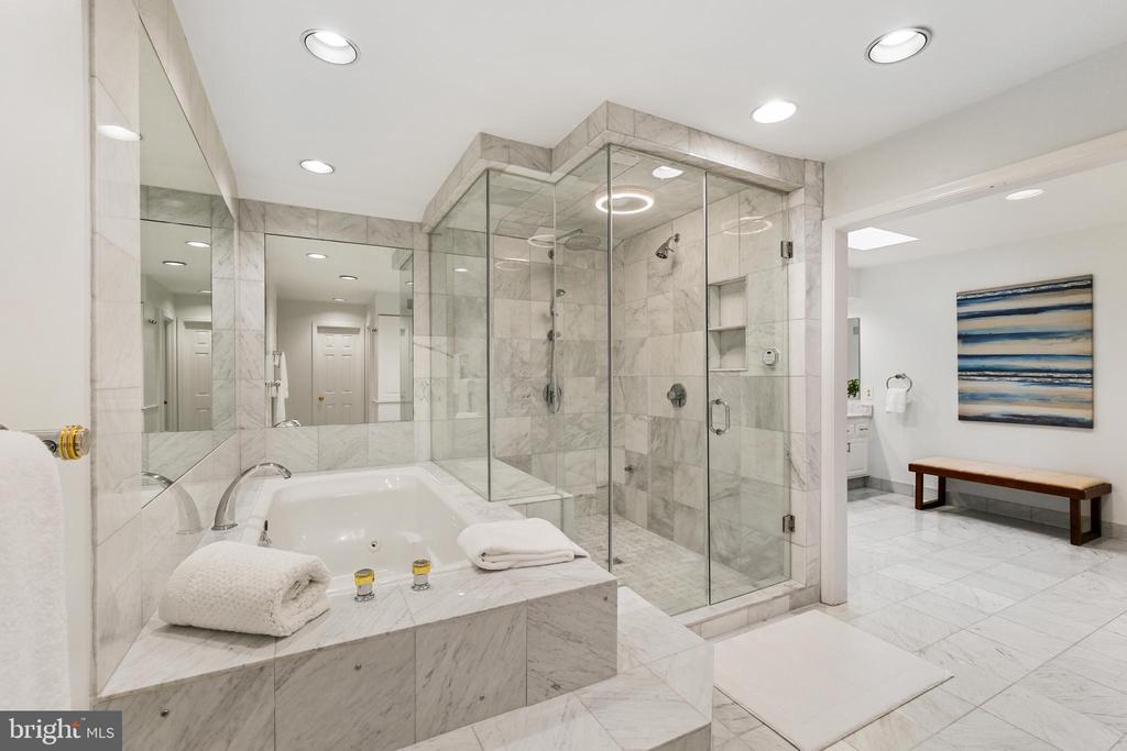11004 ROUNDTABLE CT