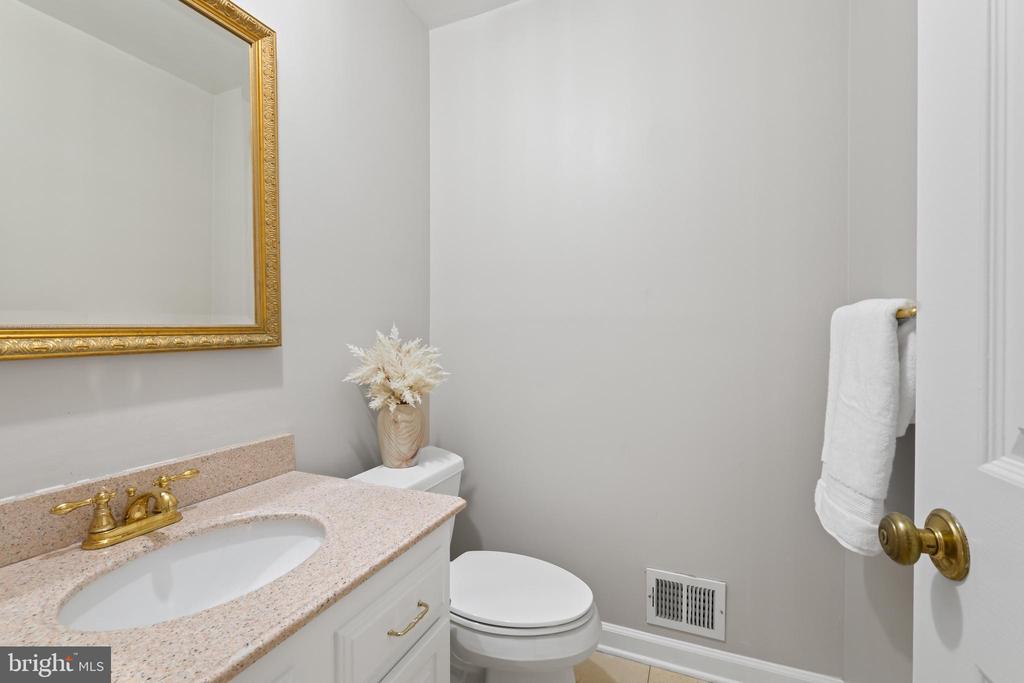 11004 ROUNDTABLE CT