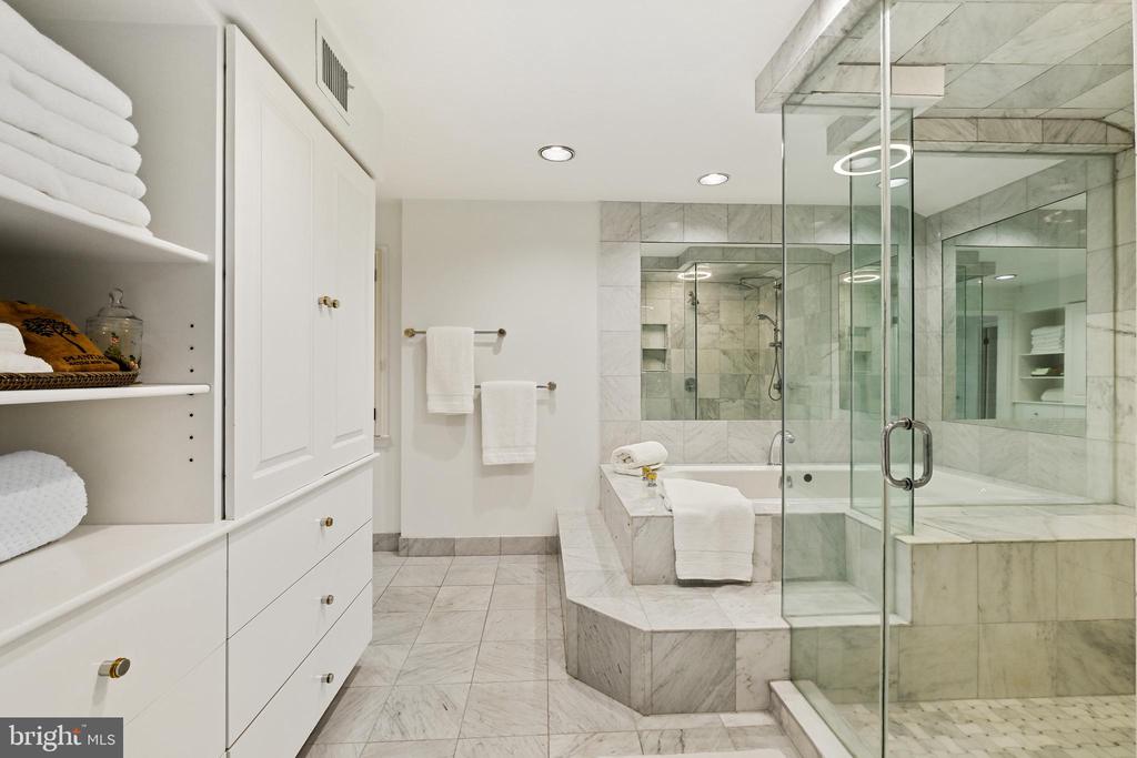11004 ROUNDTABLE CT