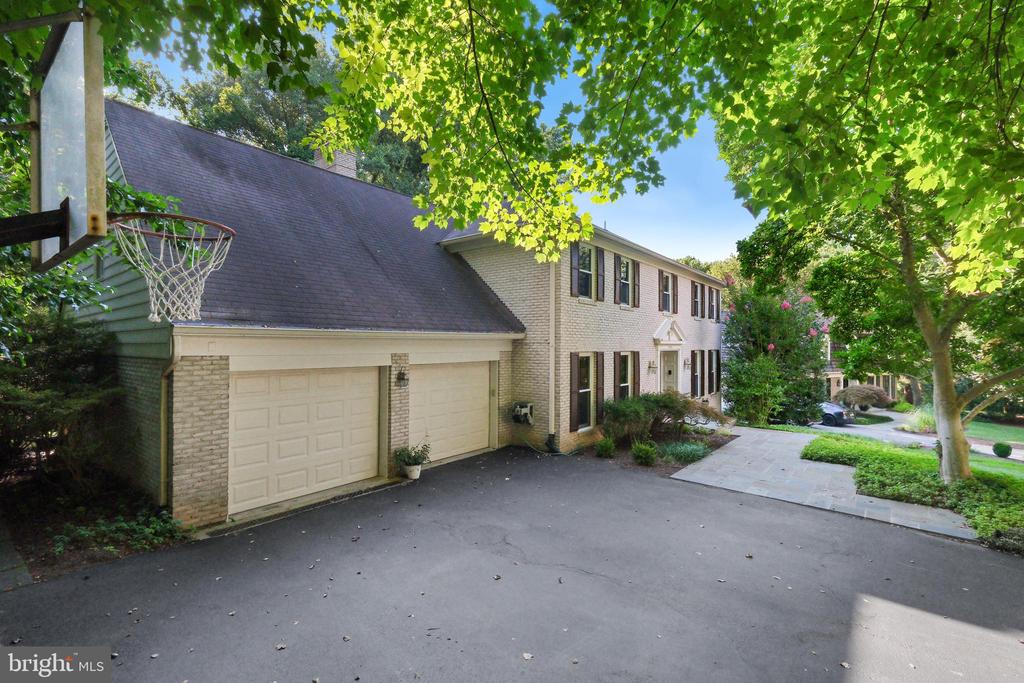 11004 ROUNDTABLE CT