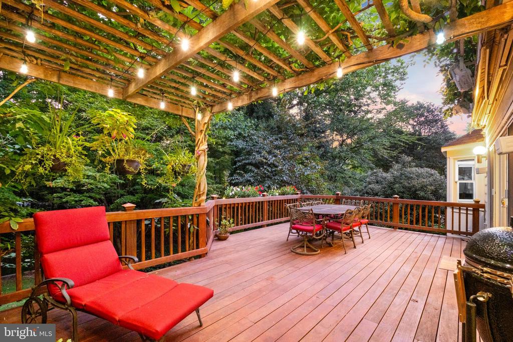 11004 ROUNDTABLE CT