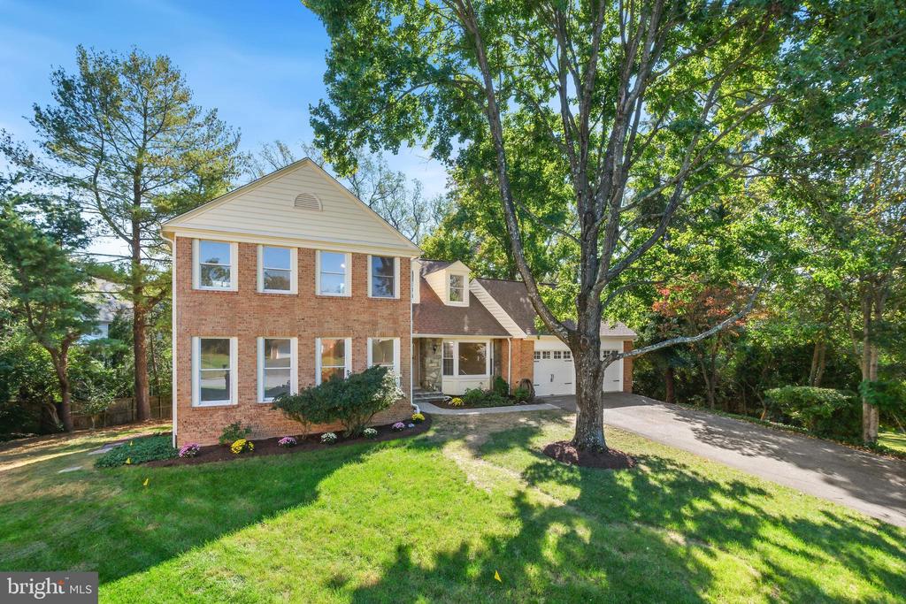 5704 MOSSROCK DRIVE