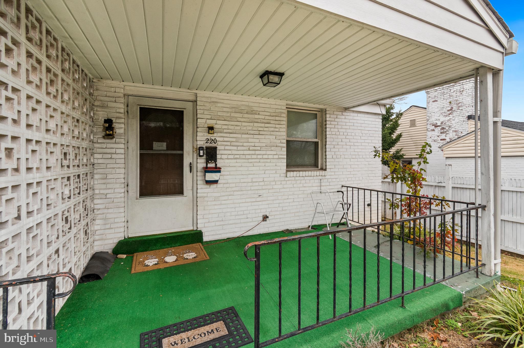 220 UNIVERSITY BOULEVARD E